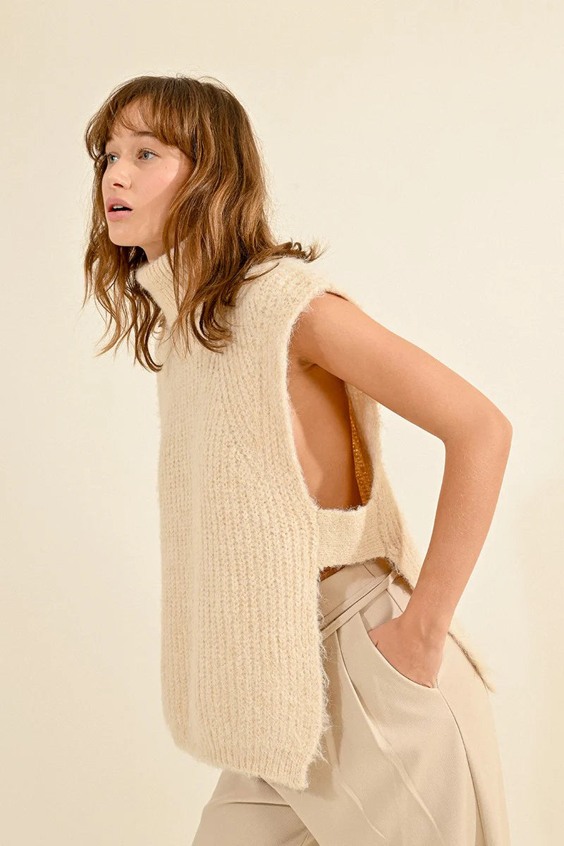 Camping Knit TopsSleeveless Sweater (Cream)